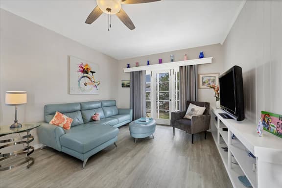 Sweet Daisy in Southside Village, Sarasota Florida - Image 1
